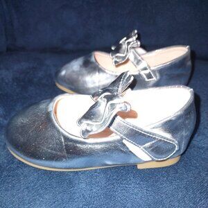 Girls Metallic silver dress shoes